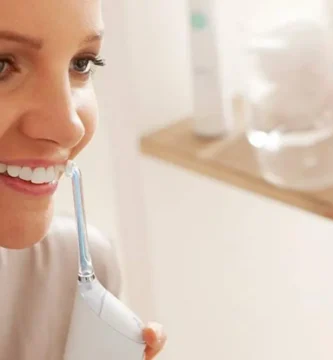 Descubre si debes usar el irrigador dental antes o despues del cepillado