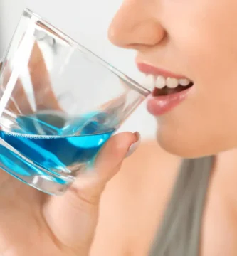 ¿Cómo puede ayudarte el enjuague bucal con la gingivitis?